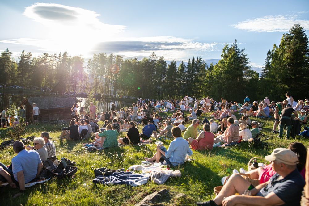 Arrangementsbilde fra Sankthansfeiring på Maihaugen, fotografert av Sollien Media.