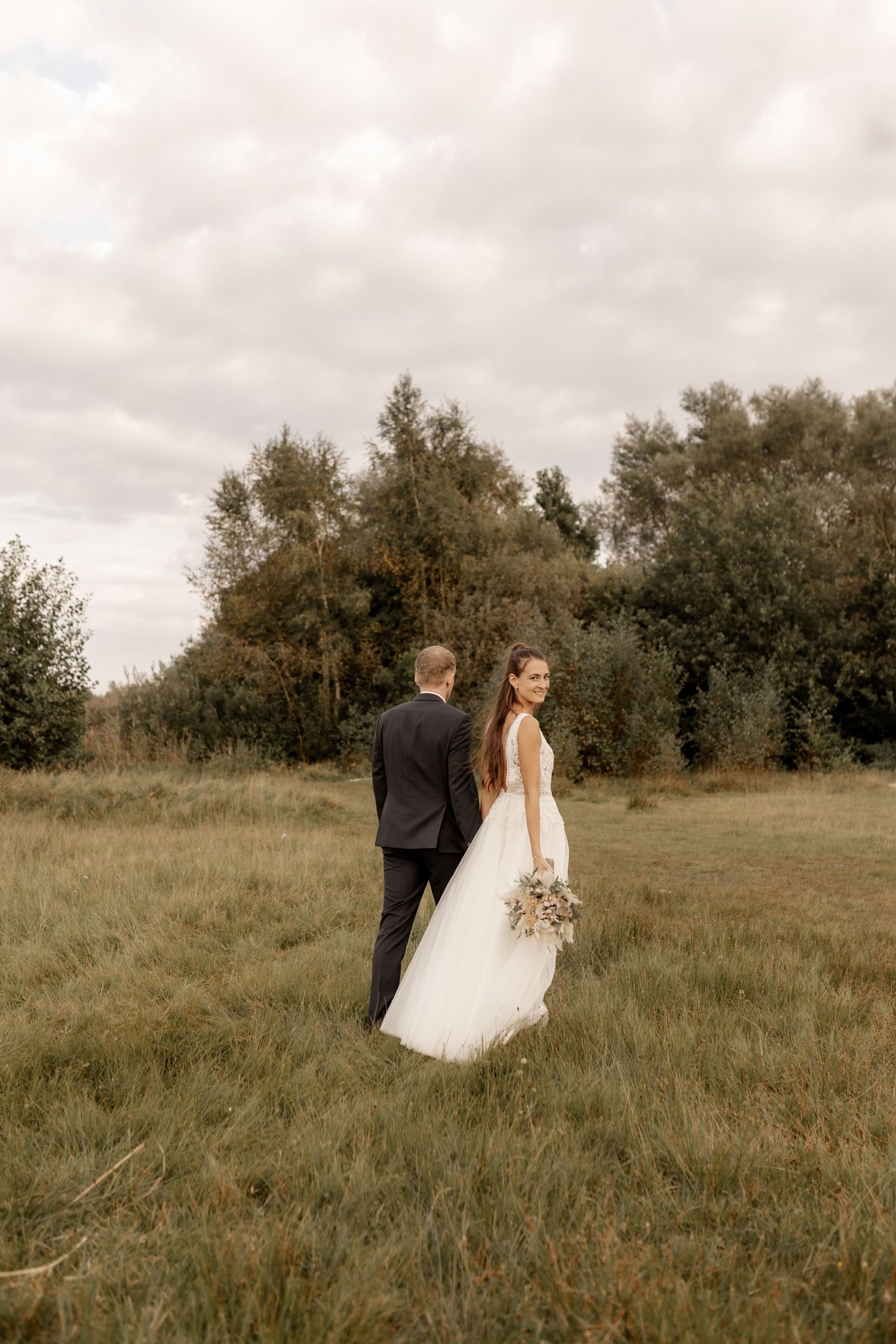 Nele & Malte an ihrer Gartenhochzeit im Landgasthof Seebeck - Shooting auf einer Wiese