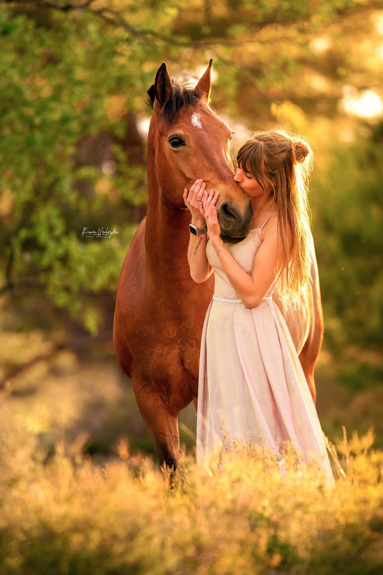 Romantisch licht kus op de neus van je paard liefdevol in de natuur lange romantische jurk paard in vrijheid paardenfoto