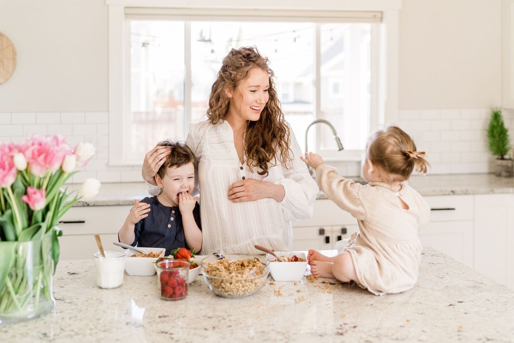 indoor family lifestyle session snack time