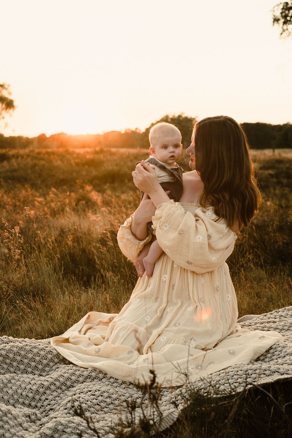 Moederschap is liefde. Leg het vast met een 'motherhood' fotoshoot in Geldrop en geniet van quality time met je kind.