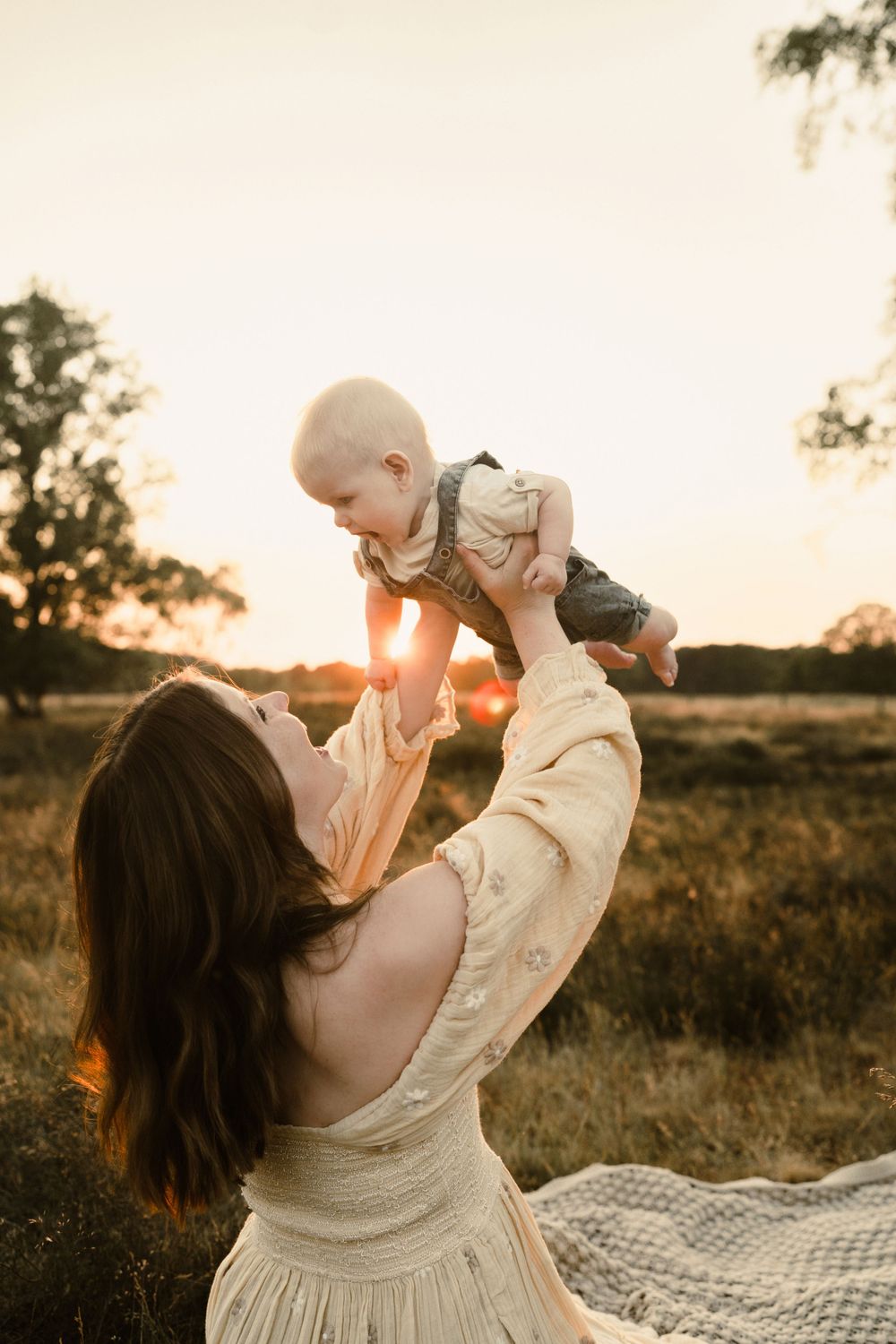 Moederschap is liefde. Leg het vast met een 'motherhood' fotoshoot in Geldrop en geniet van quality time met je kind.