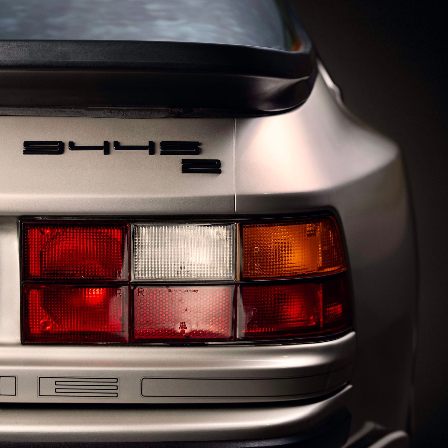 Porsche 944 S2 Heckansicht mit Logo