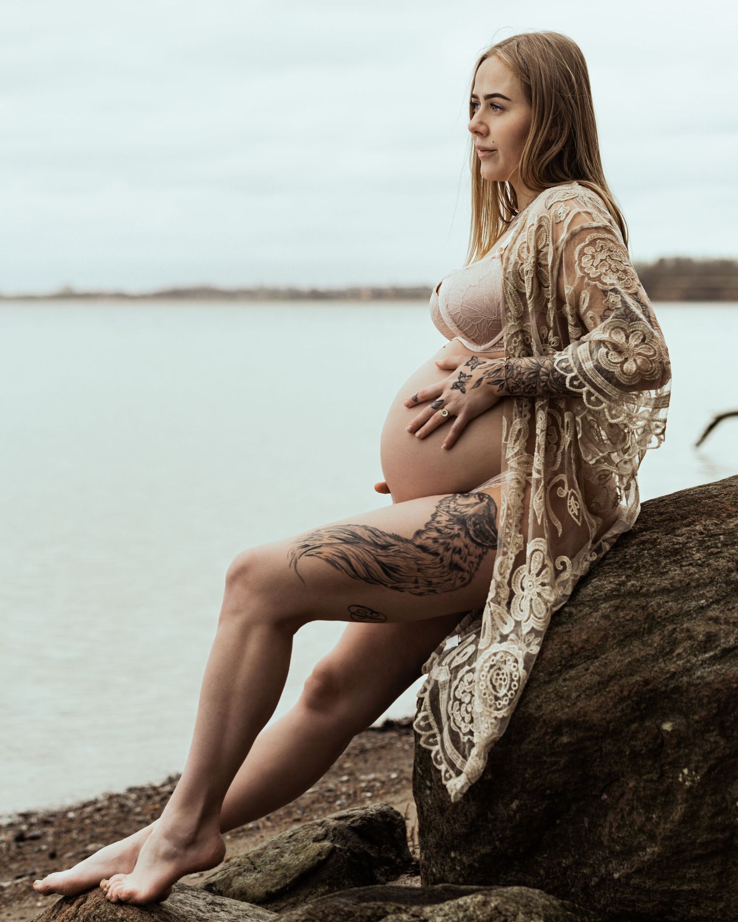 Udendørs graviditetsfoto ved fjorden – smuk gravid fotografering i Jægerspris, Frederikssund og resten af Nordsjælland
