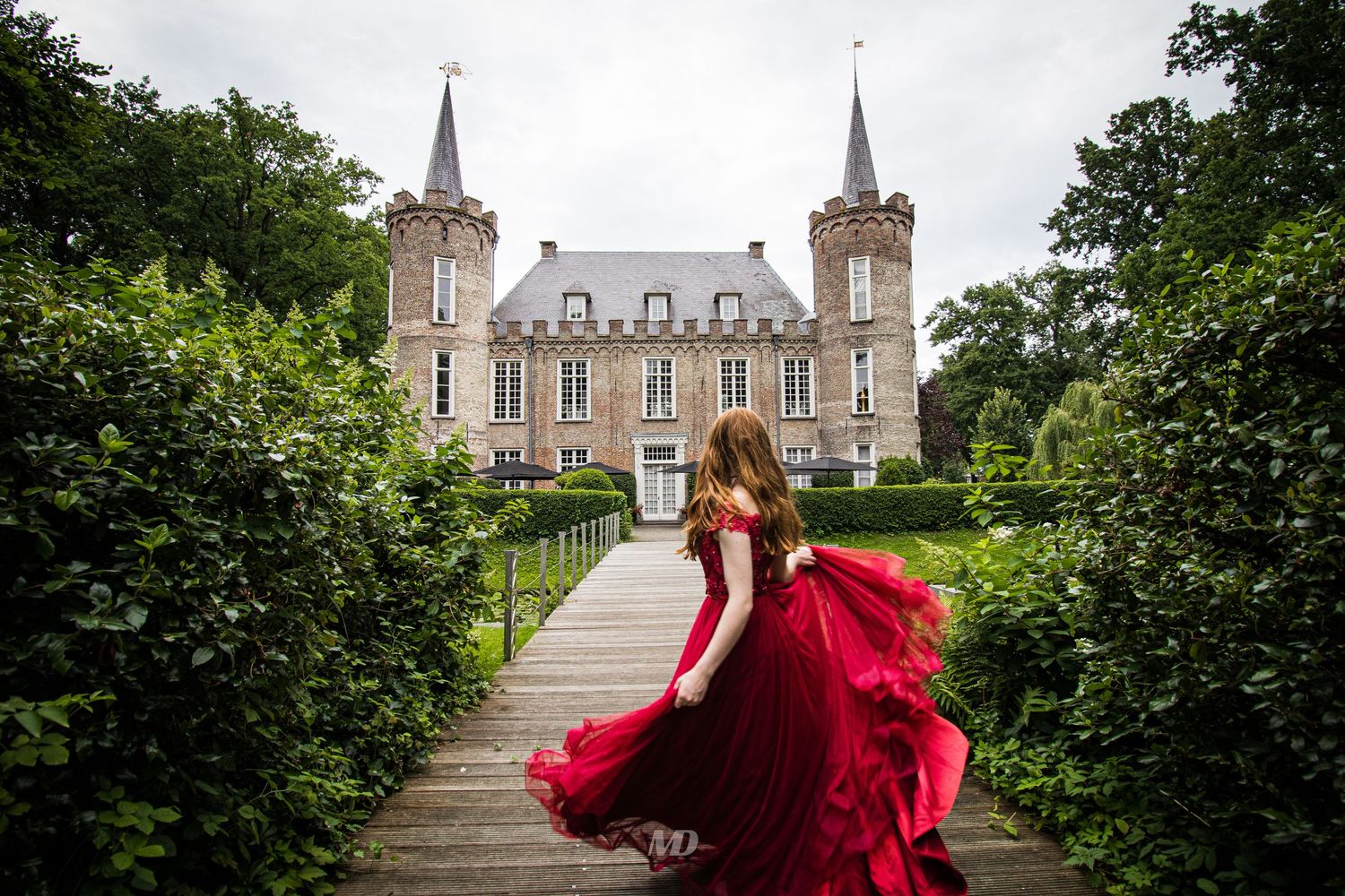 rode jurk voor kasteel fotografie