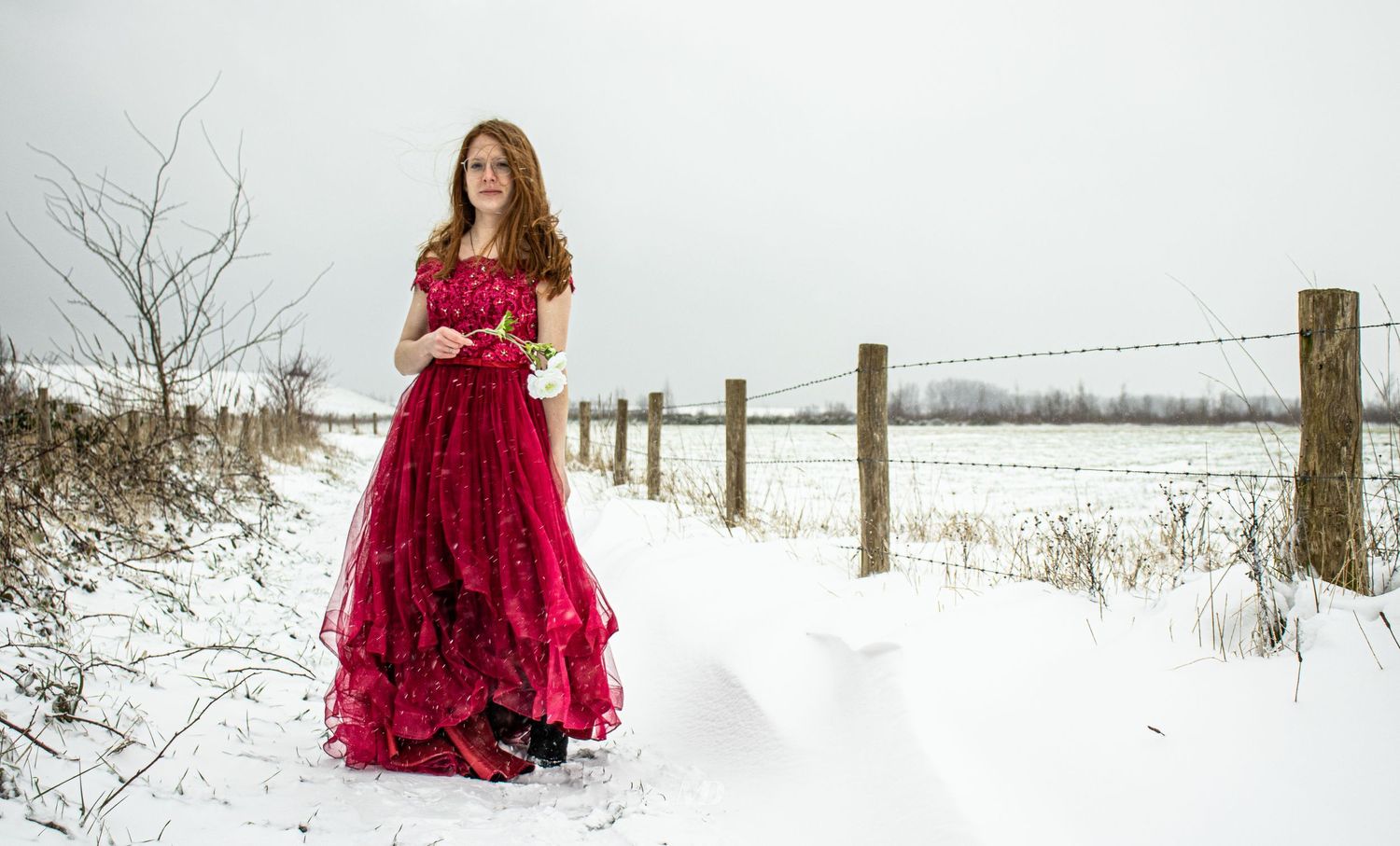 rode jurk in sneeuw fotografie