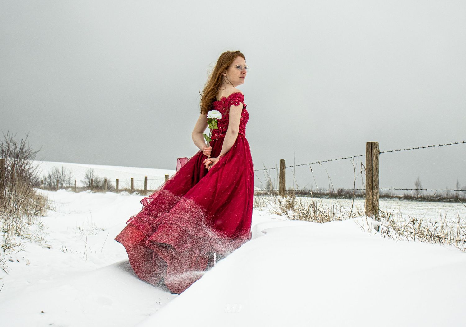 sneeuwlandschap rode jurk witte roos