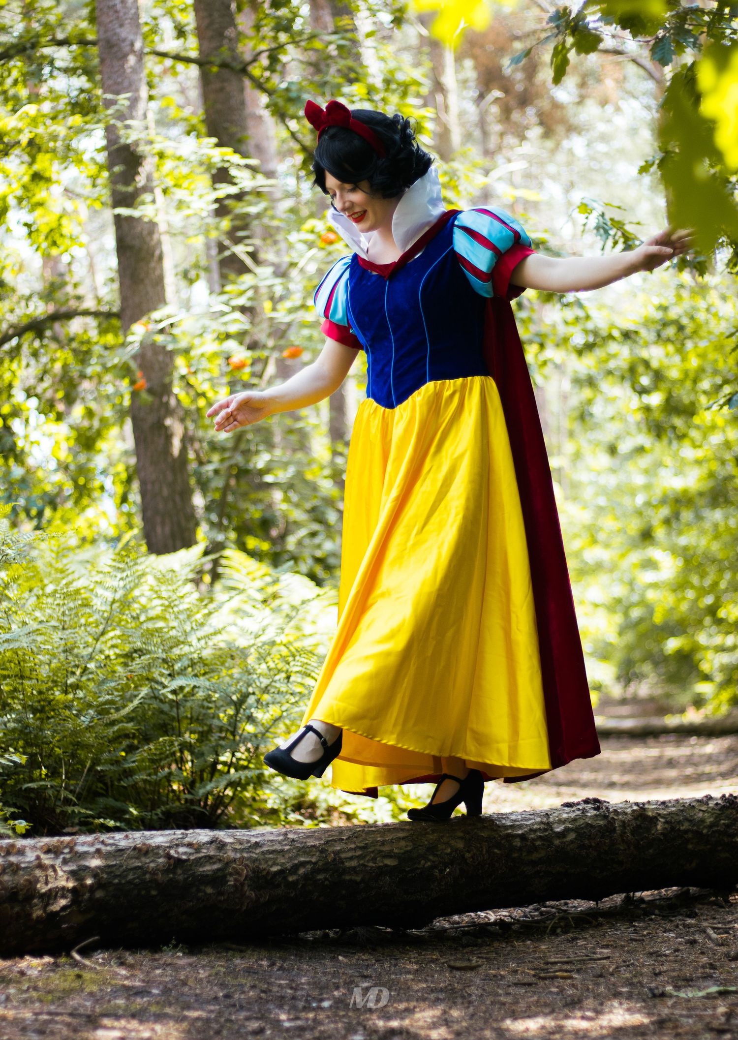 sneeuwwitje cosplay bos balancerend over boomstam