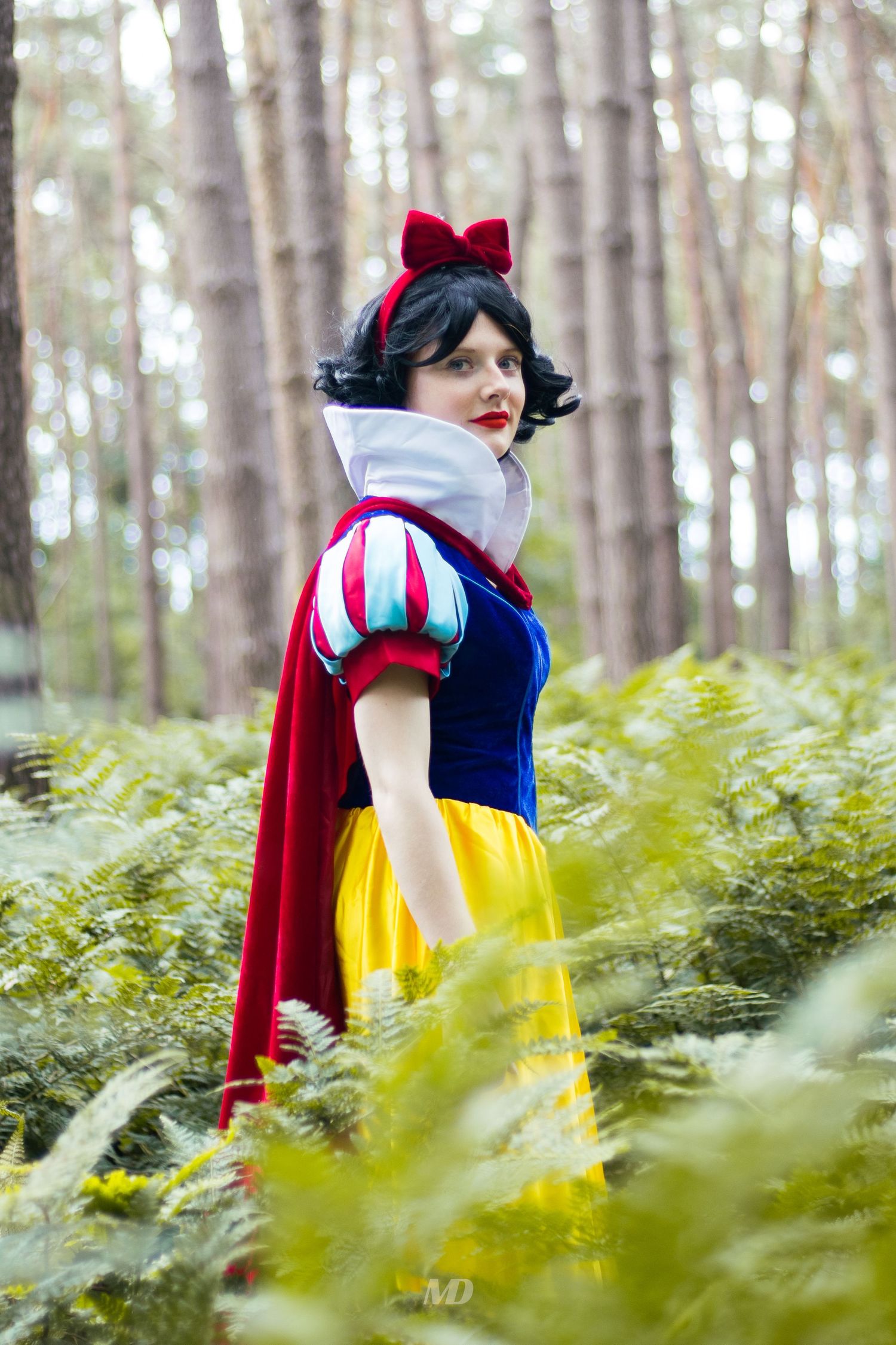 sneeuwwitje cosplay fotografie in bos