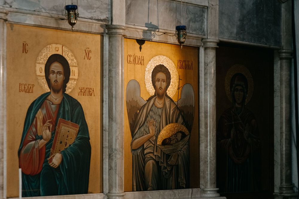 икони в църква