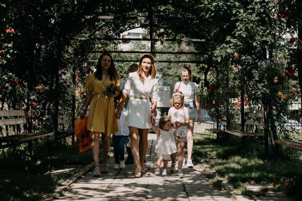 фотография на гости на кръщене преди влизане в църква
