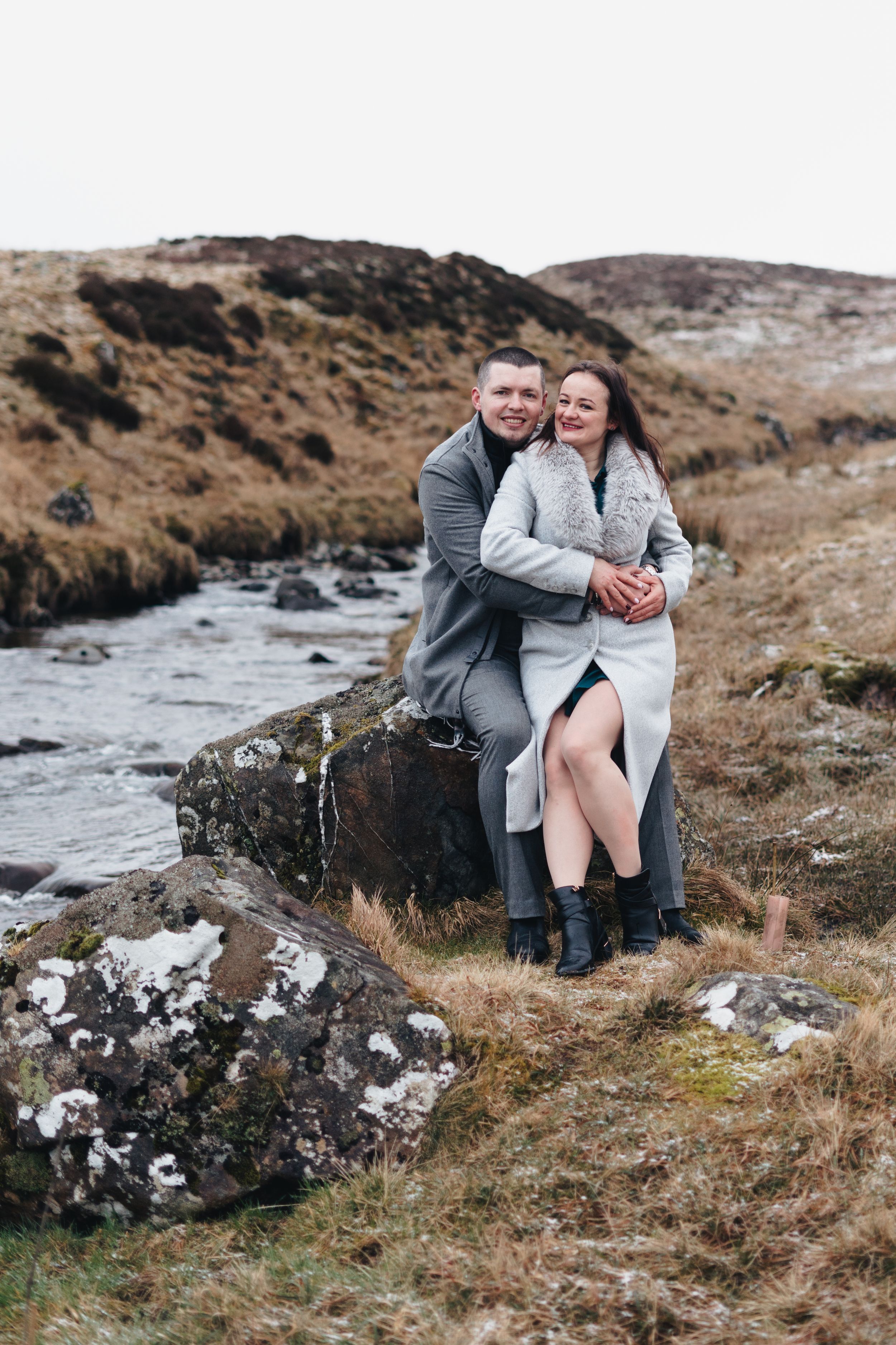 couple photoshoot scottish mountains talla reservoir