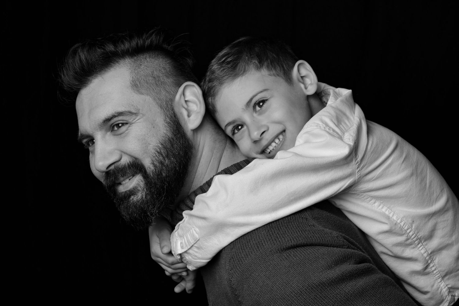 pai e filho abraçados