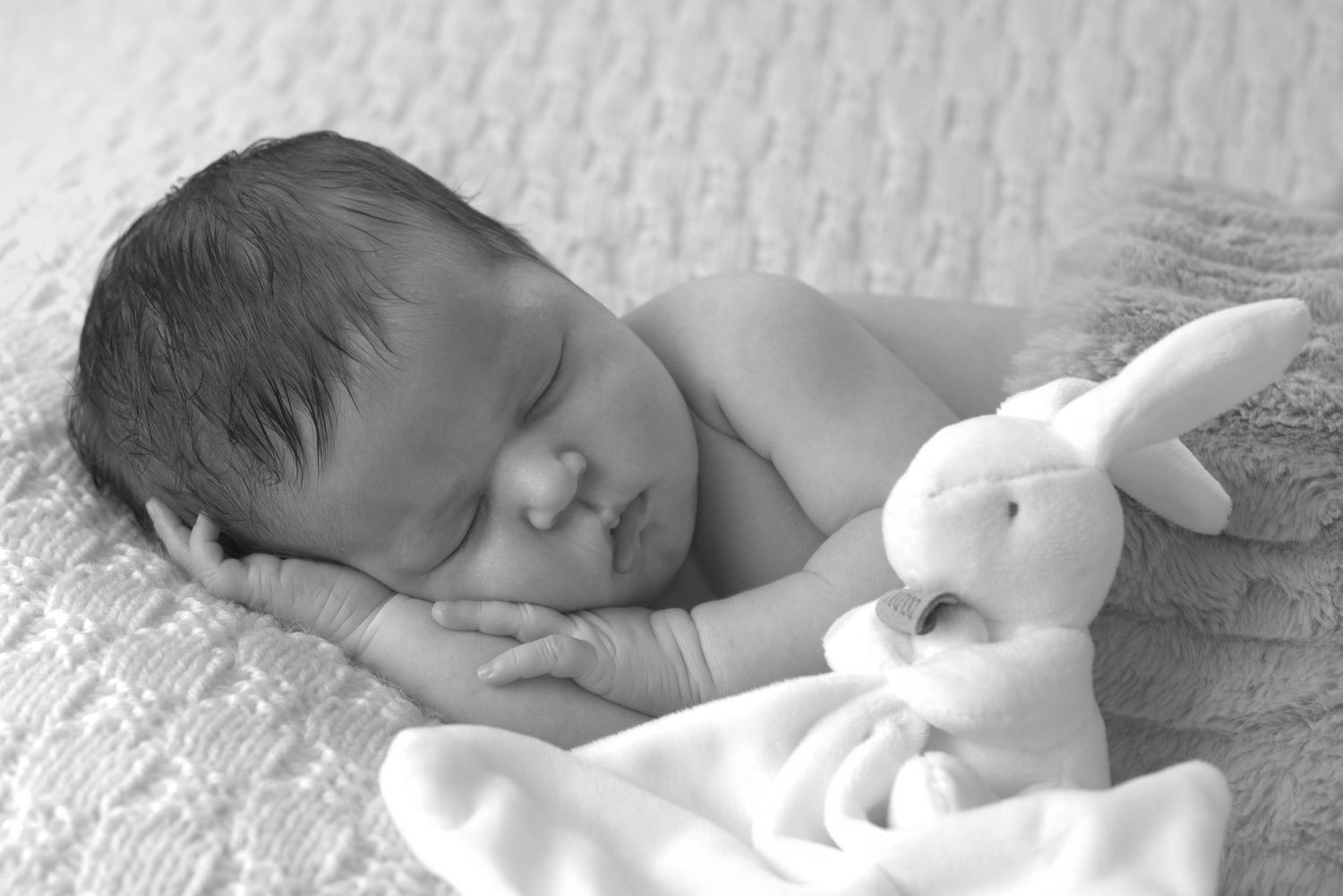 newborn baby and child photographer based in ashford kent england united kingdom in studio luxury sessions newborn little sitters cakesmash