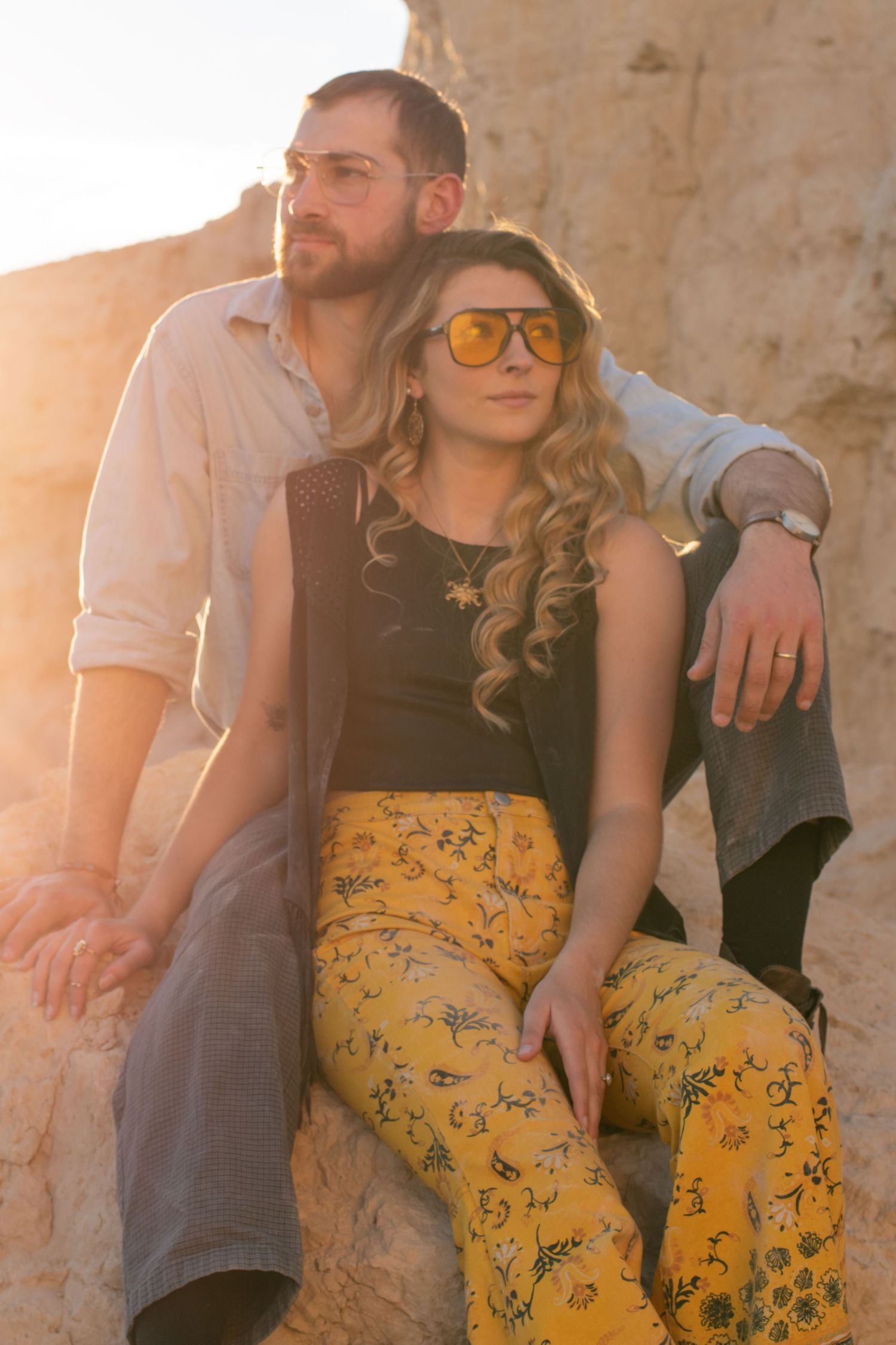 ALT= "COUPLES PHOTOSHOOT UNIQUE IDEAS 80S THEME BELLBOTTOMS"