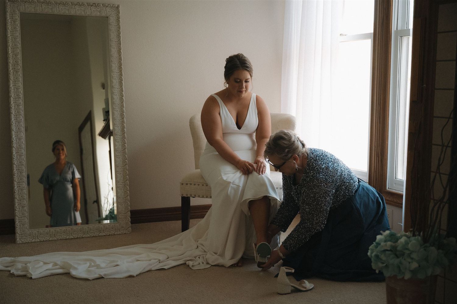 bride getting ready at suite of Fannin Oaks wedding venue in Madisonville, Tx