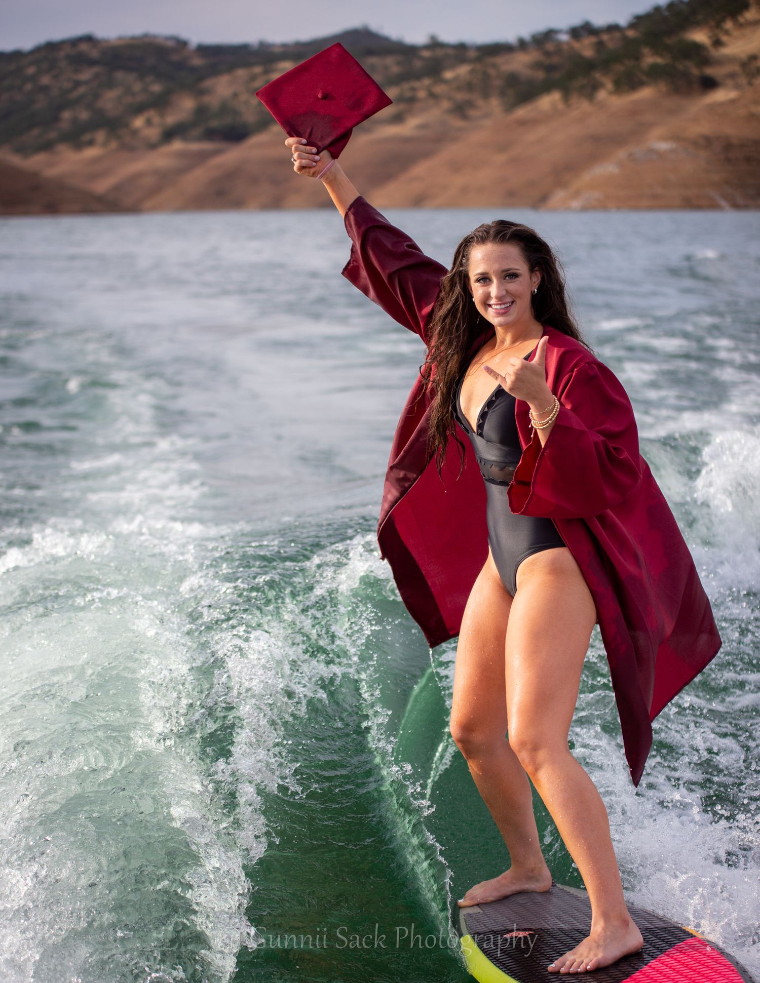 gunnii sack photography, graduation photo surfing, lake shoot, class of 2022, calaveras