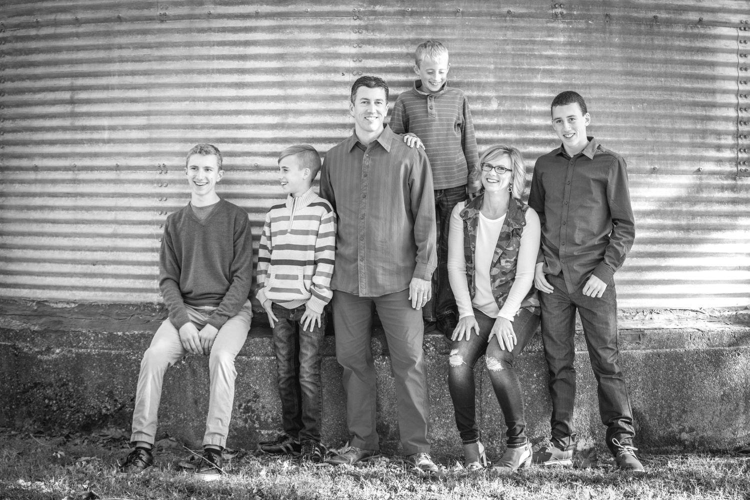 Zionsville photographer - Nathaniel Edmunds Photography - captures family pictures at Coxhall Gardens