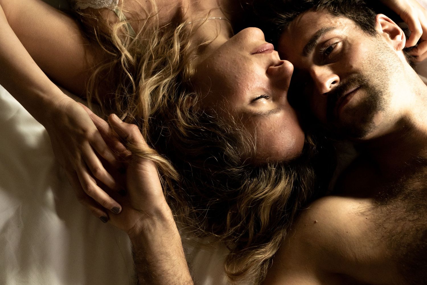 Séance photo couple en intérieur peau à peau lumière naturelle