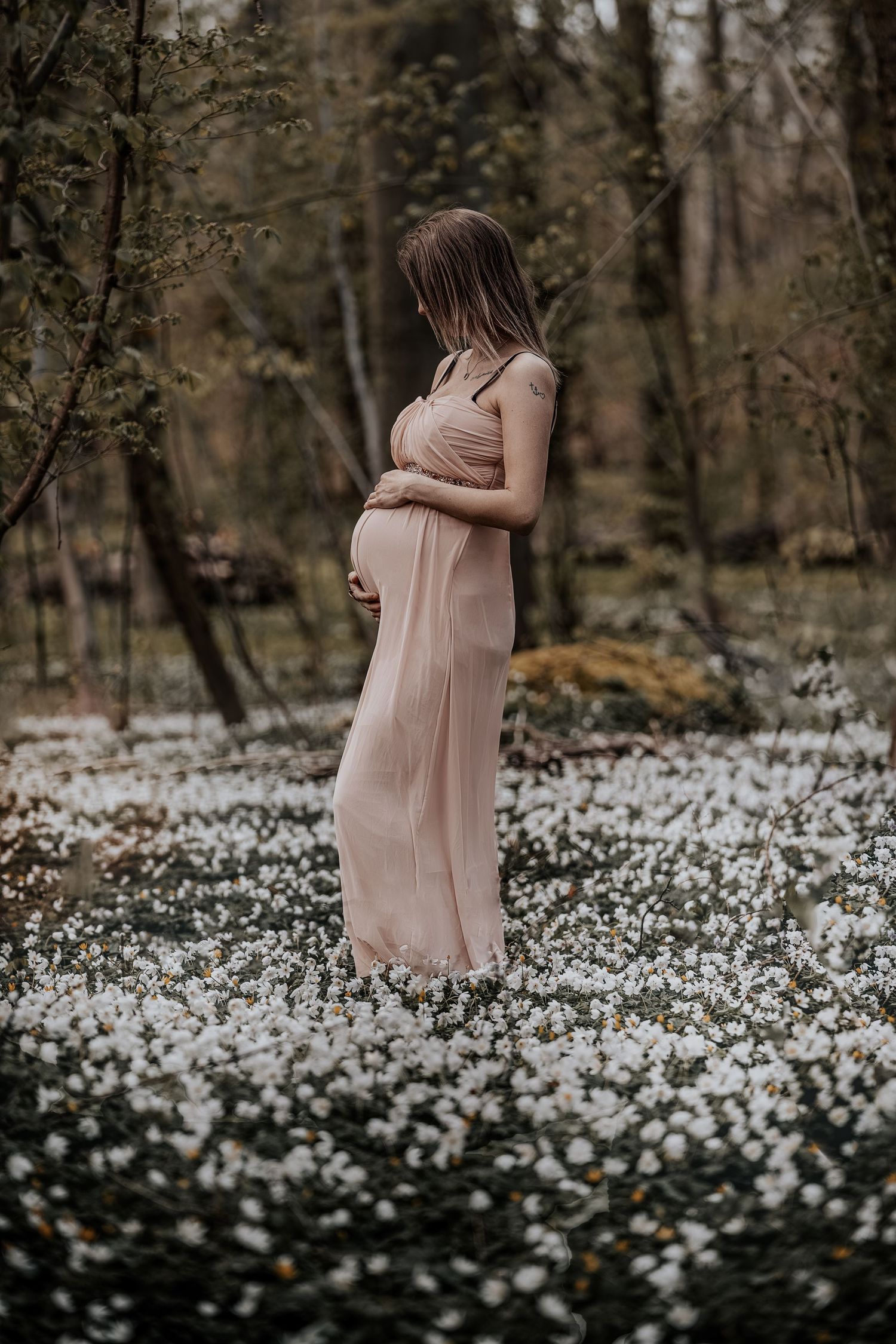 Graviditetsportræt i naturen – gravid fotografering i Jægerspris, Frederikssund og Nordsjælland