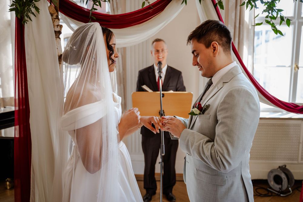 Hochzeitsfotograf Berlin Wedding Photographer Braut Bräutigam Klassische Hochzeit Hochzeitsfeier