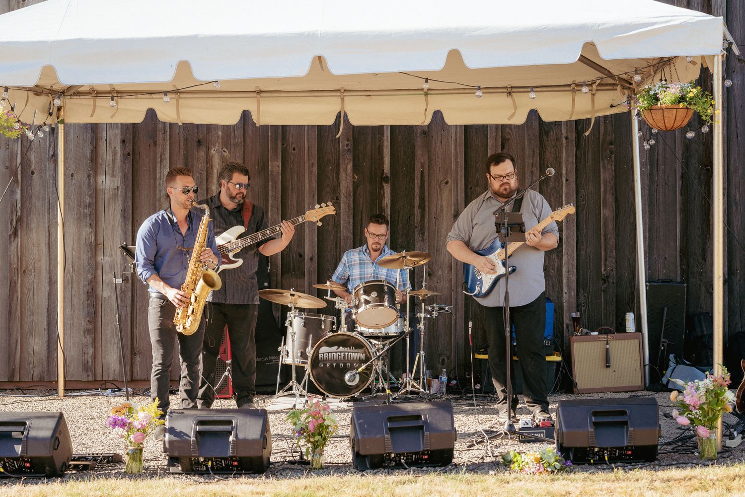 Live wedding band plays outdoor PNW reception in Portland.