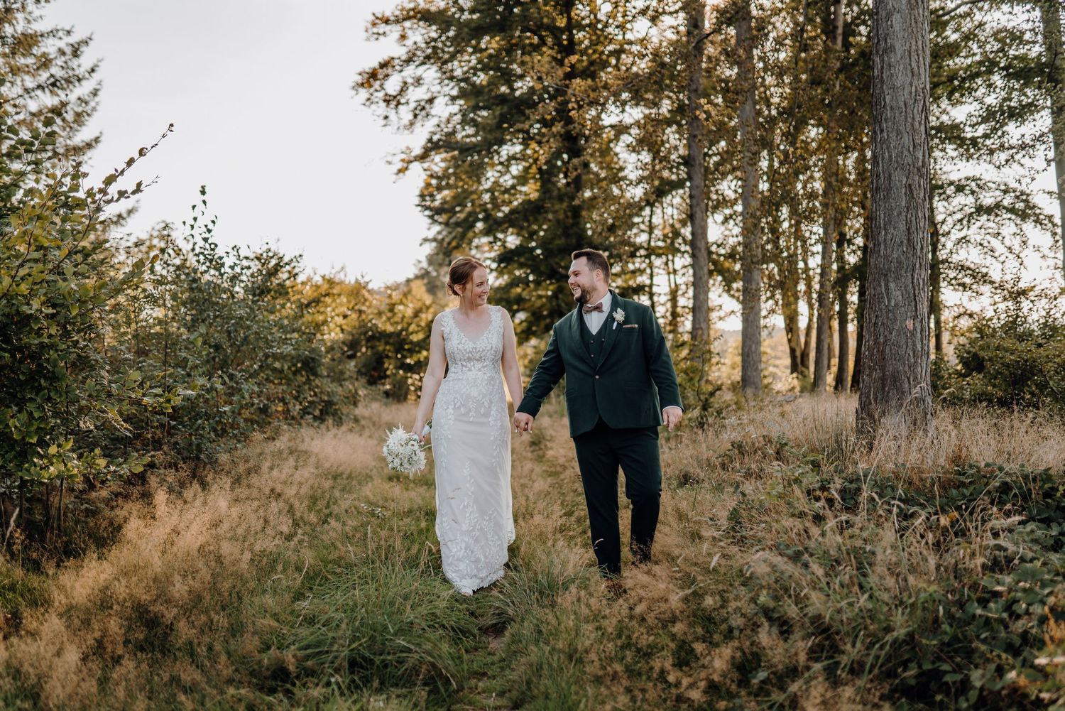 Hochzeit Abendsonne fröhliches Paar