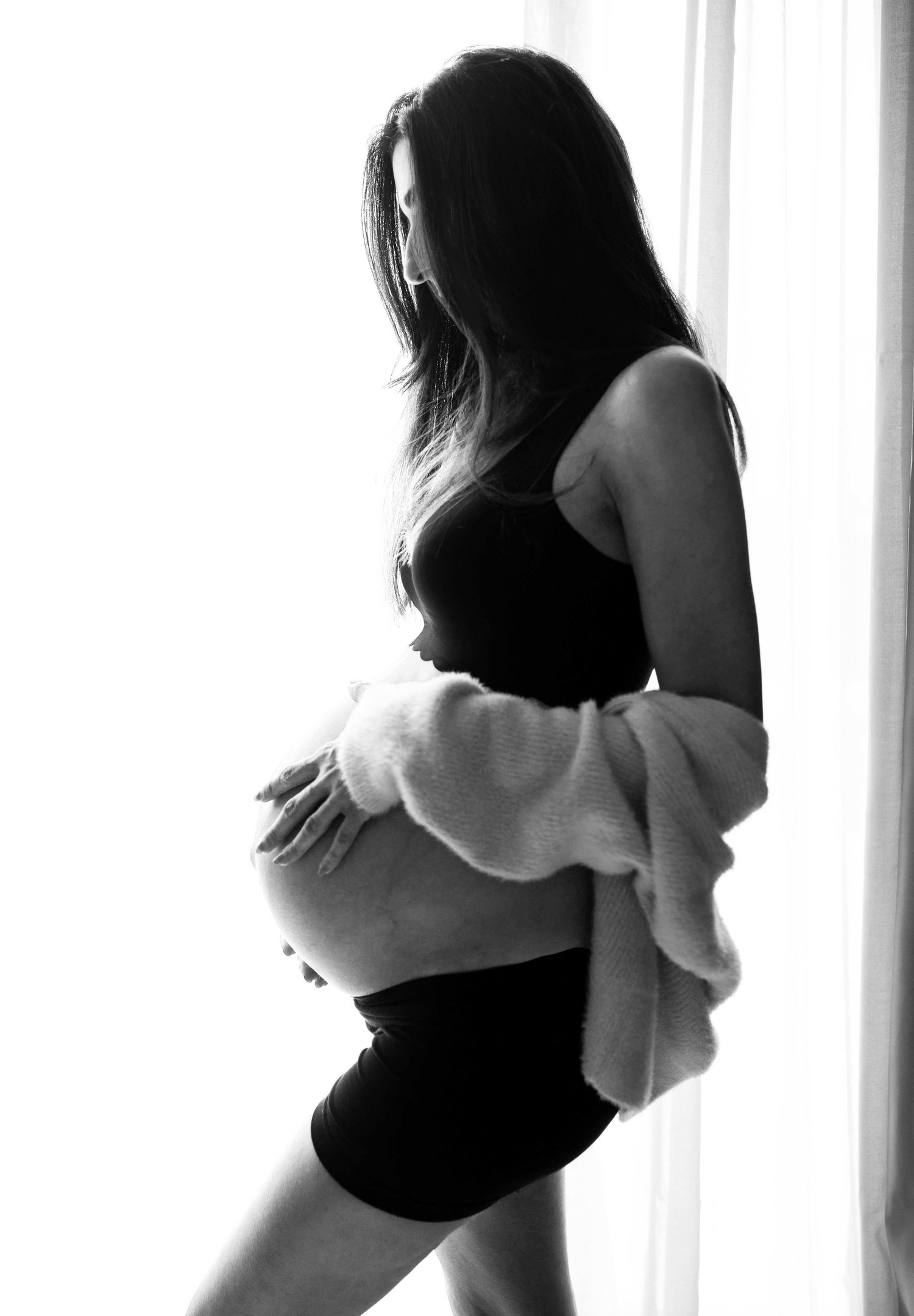 Maternity photoshoot at home natural light in abu dhabi lifestyle