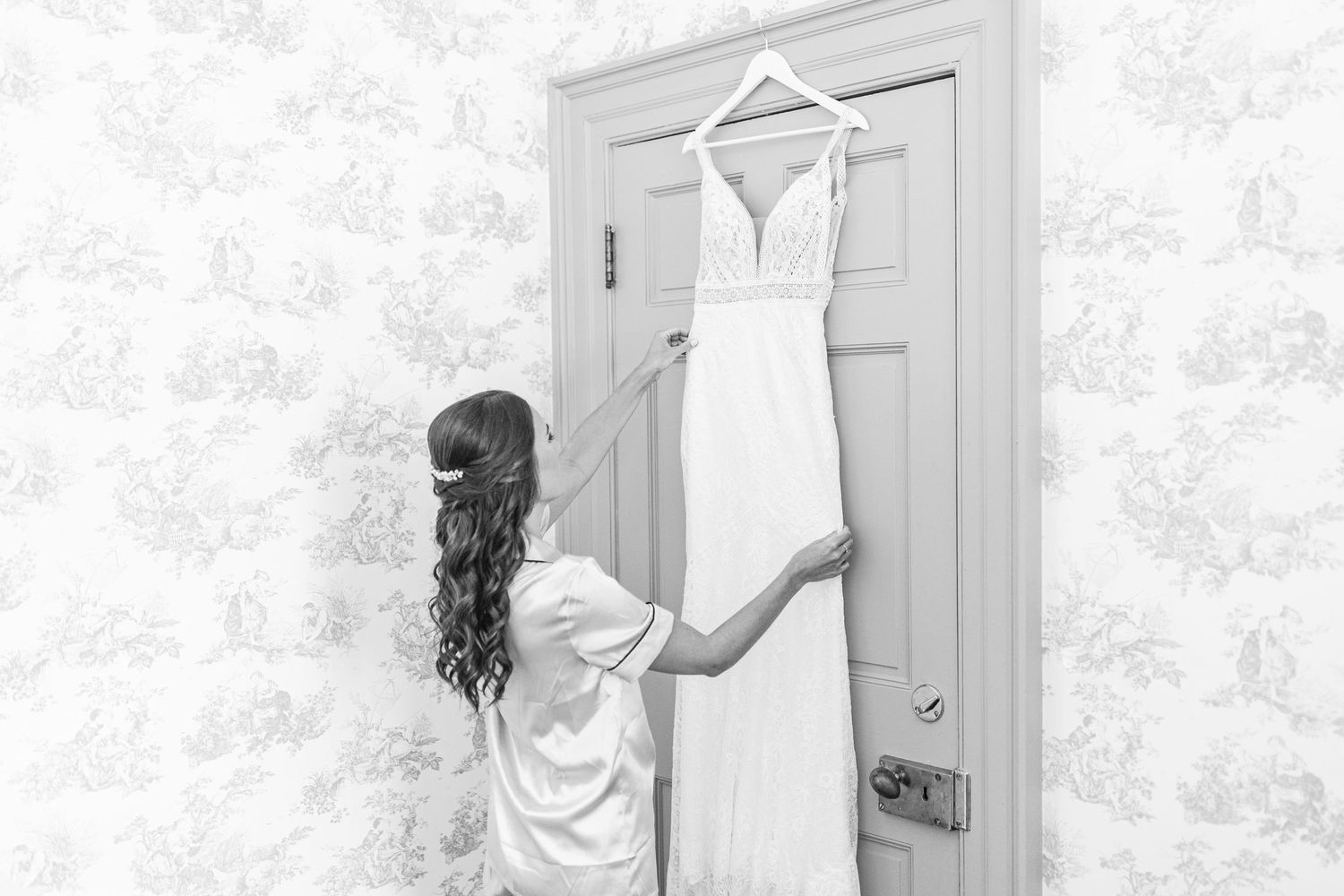 RUST MANOR HOUSE LEESBURG VIRGINIA WEDDING PICTURES BRIDE GETTING READY