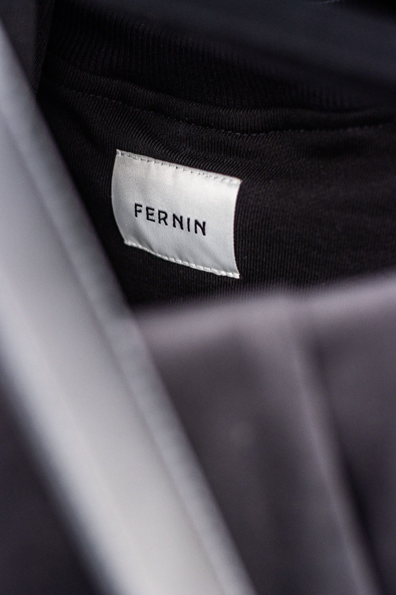 Detailshot van een zwart-wit foto met het 'Fernin' label, geschikt voor productfotografie.