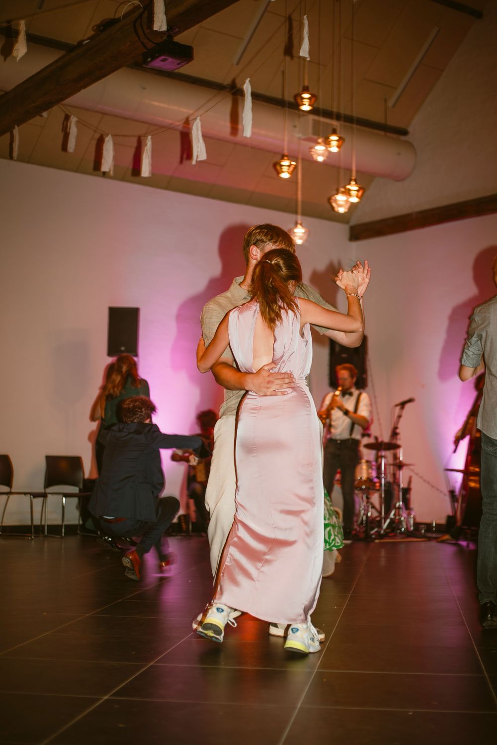 Dansen op de dansvloer.