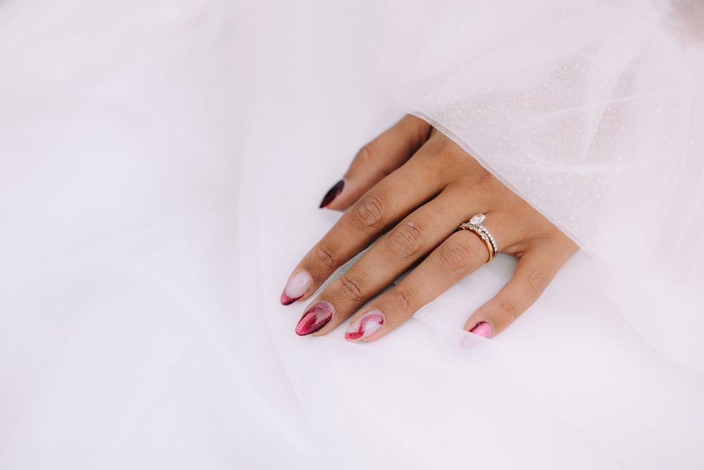Close-up van een gouden trouwring met diamant.