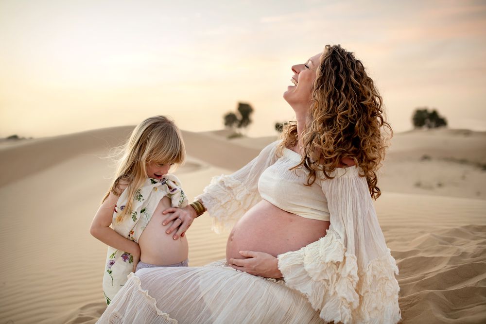 mum & daughter desert photoshoot maternity