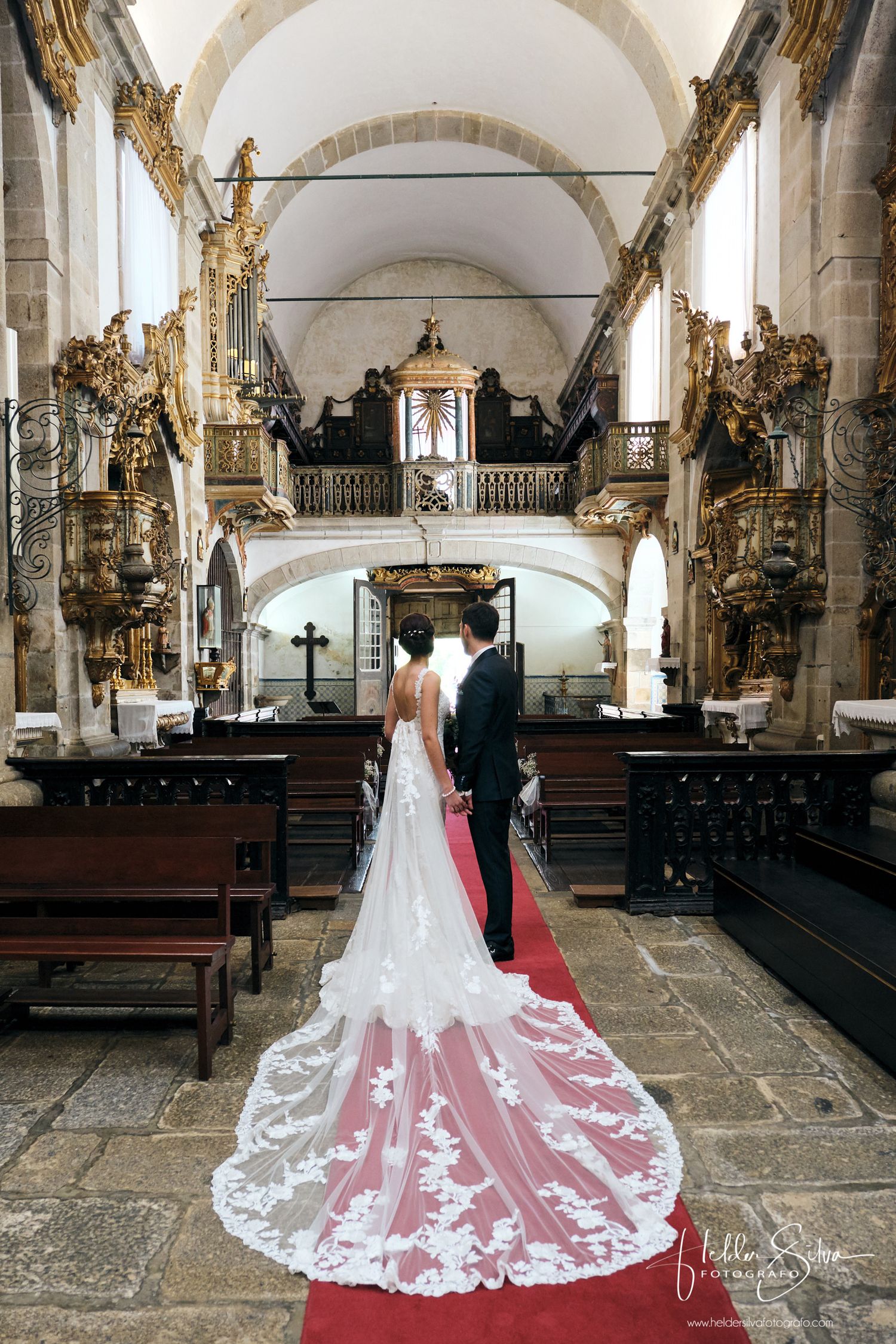 Noiva e Noivo a sair da Igreja