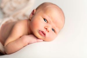 Best newborn photographer Saskatoon newborn photo