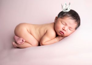 Best newborn photographer Saskatoon newborn photo