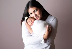 Best newborn photographer Saskatoon newborn photo