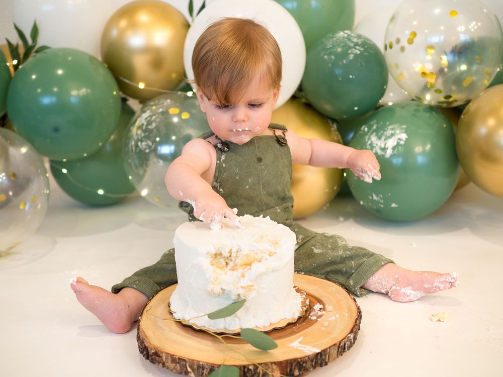 cake smash with balloons and white cake. little boy eating cake. Santa Rosa, California. Sonoma County photographer