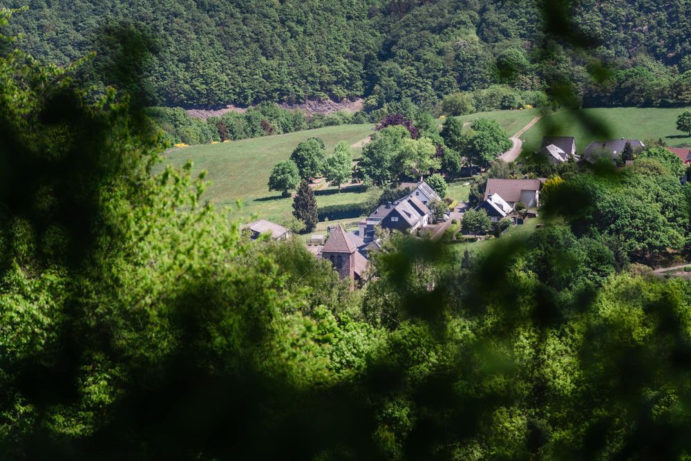 Aussicht auf Rurberg mit der Kirche Sankt Barbara in der Bildmitte