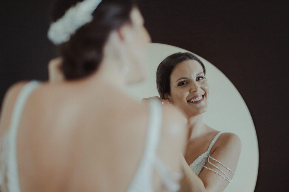 Momentos íntimos dos preparativos do casamento partilhados num ambiente minimalista e luminoso.
