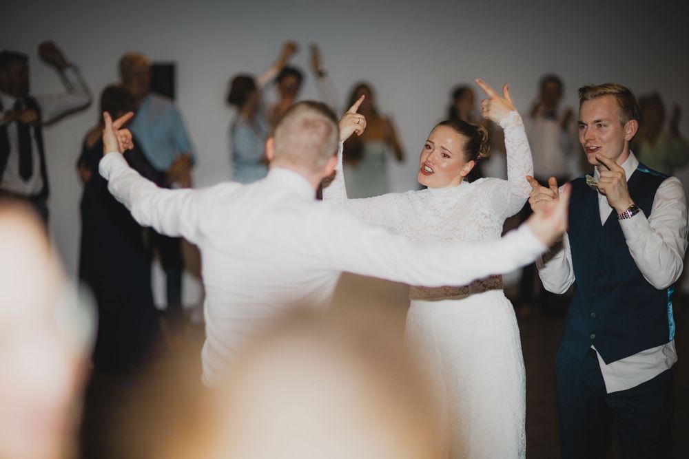 Brudepar danser i bryllupsfesten, fotografert av Fotograf Sollien Media.