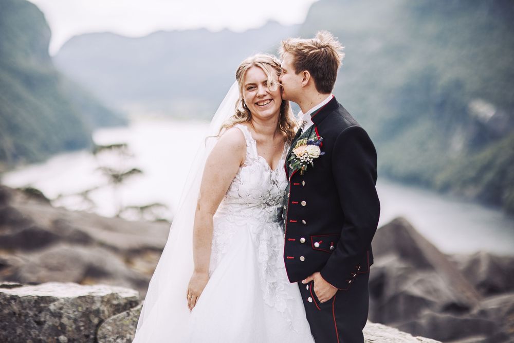 Nydelig brudepar, fotografert utendørs, fotografert av Sollien Media.