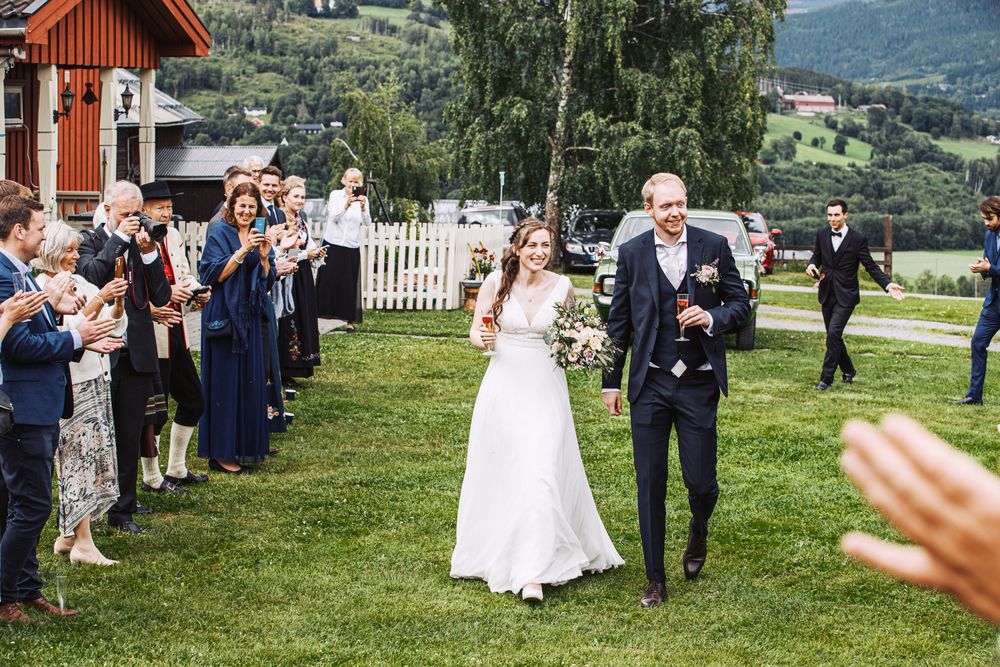 Brudepar ankommer festen, fotografert av Sollien Media i Lillehammer.