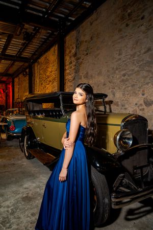 Retrato elegante de quince años con edición profesional y tonos naturales.
