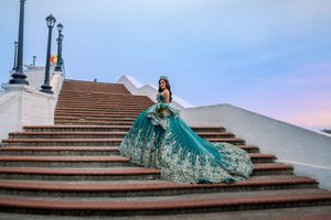 Sesión fotográfica formal de quinceañera con enfoque profesional y estético.