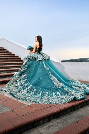 Fotografía profesional de quince años ideal para álbum y recuerdos familiares.