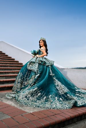 Sesión de quince años con estilo elegante y retoque profesional de alta calidad.