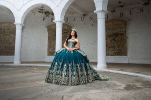 Fotografía de quinceañera con luces profesionales para un resultado elegante y limpio.

9️⃣