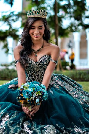 Sesión fotográfica de quinceañera cuidando cada detalle de pose y expresión.

7️⃣