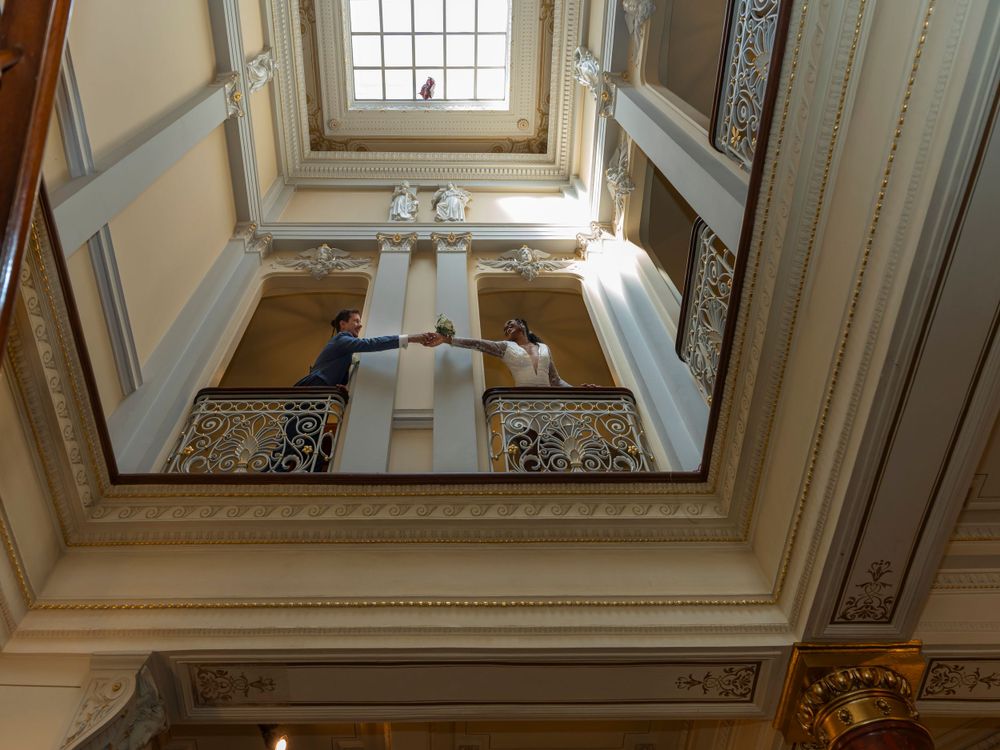 Standesamt Charlottenburg-Wilmersdorf Villa Kogge Hochzeitsfotos am Flur & Treppe